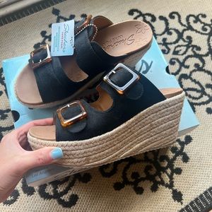 Sketchers sandals with luxefoam